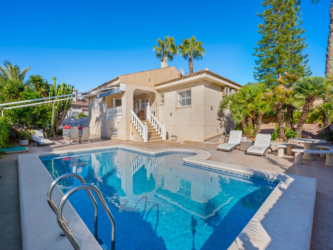 2-bedroom villa with private pool and 480m² plot in Benijofar, Alicante