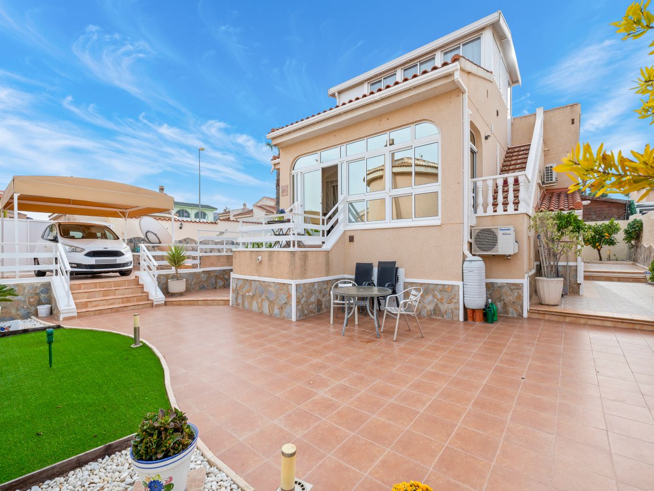 Three-bedroom villa in Rojales with private pool and 408 m² landscaped plot in the hills