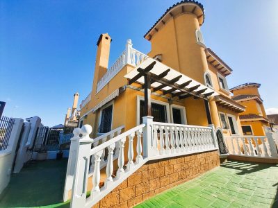 Semi-detached villa in Rojales with front garden, parking and east-west facing terraces in Lo Marabú
