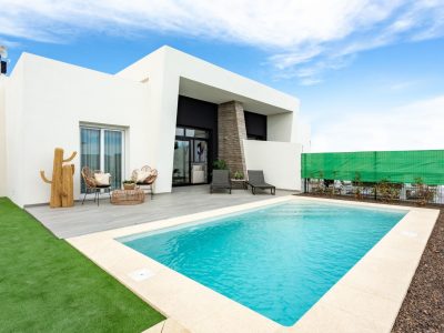 New build semi-detached villa with private pool on 450 m² plot at a golf resort in Algorfa, Costa Blanca