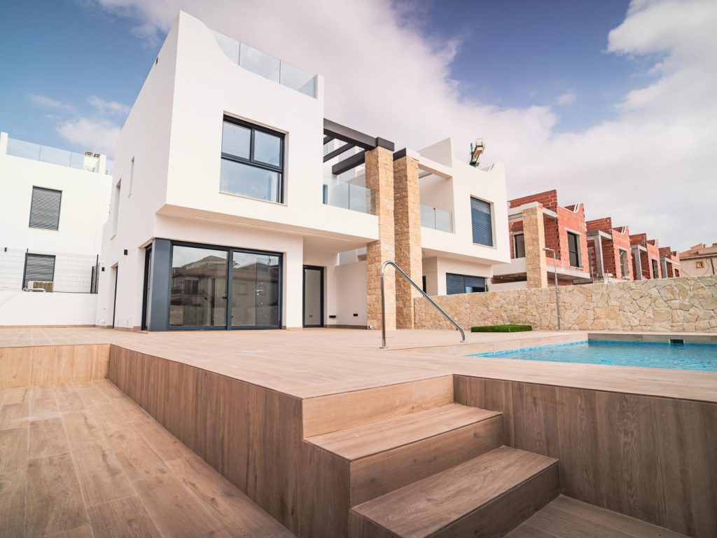 New-build detached villa in Orihuela Costa with private pool and roof solarium on a gated 300 m² plot