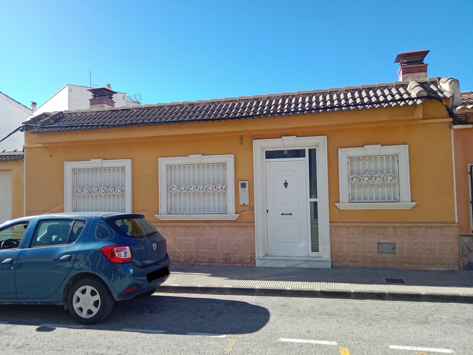 Central townhouse for sale in Los Montesinos on a quiet street with 162m² plot and rear patio