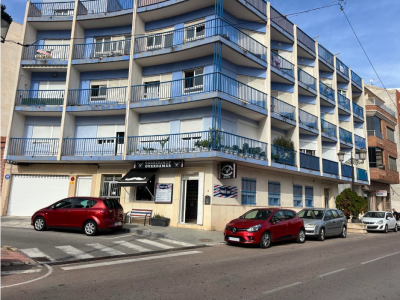 Commercial unit on the main street of Guardamar del Segura, 62 m² with large display windows and prime pedestrian footfall