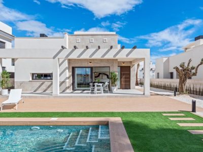 New-build ground-floor villa in Rojales with private pool, solarium and landscaped garden, built 2024